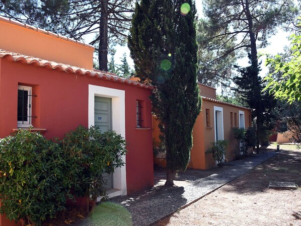 Building, Plant, Property, Window, Land Lot, Urban Design, Landscape, Neighbourhood, Grass, Leisure