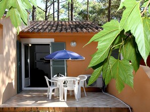 Building, Plant, Property, Window, Land Lot, Urban Design, Landscape, Neighbourhood, Grass, Leisure