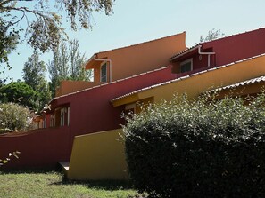 Building, Plant, Property, Window, Land Lot, Urban Design, Landscape, Neighbourhood, Grass, Leisure
