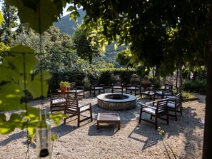 Pflanze, Schatten, Gartenmöbel, Natürliche Landschaft, Strassenbelag, Baum, Freizeit, Gras, Landschaft, Tönungen Und Schatten