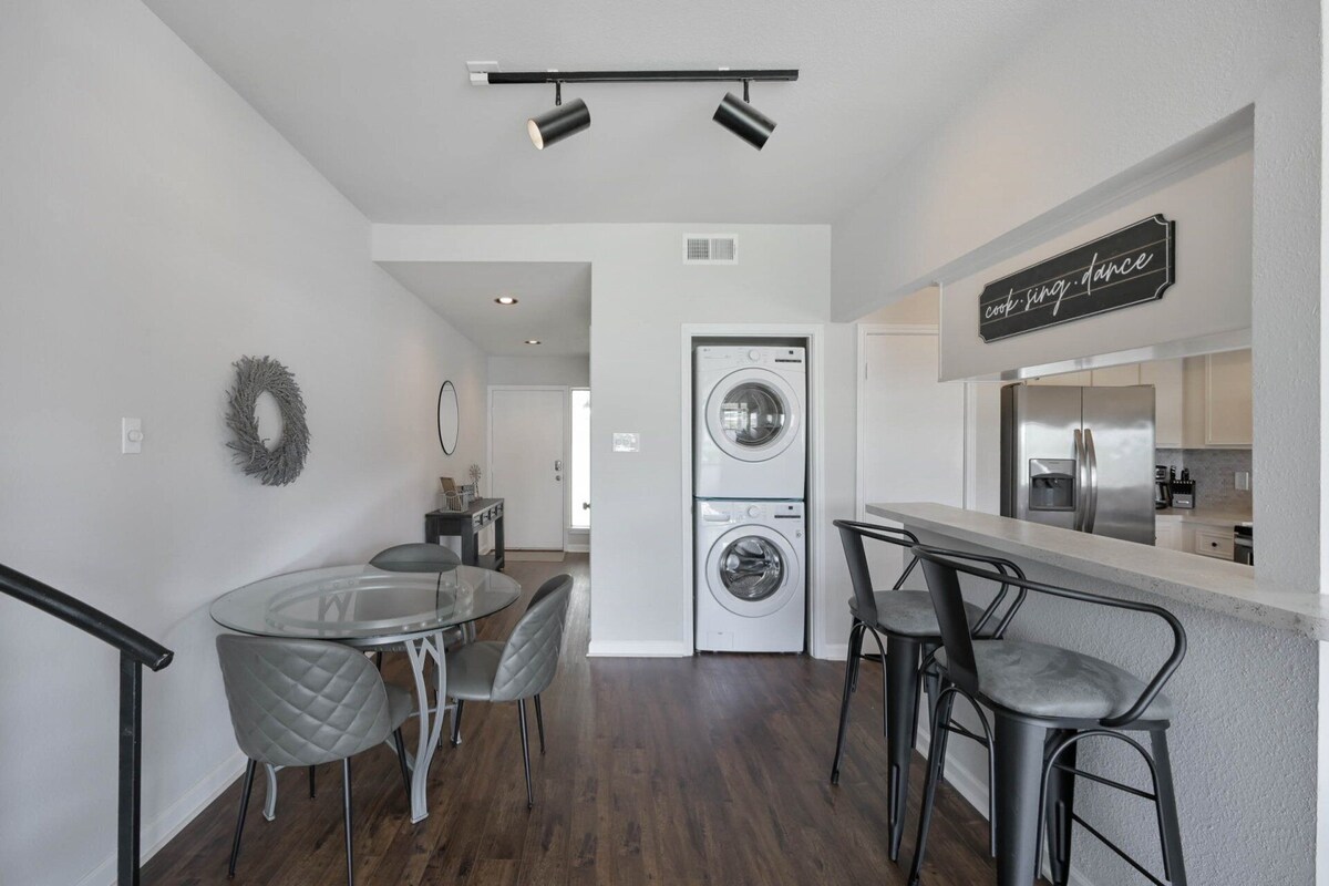 Amazing Location, Water View, Direct Lake Access, Balcony, Wi-Fi, King Bed