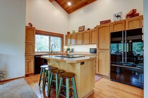 Full kitchen with vaulted ceiling