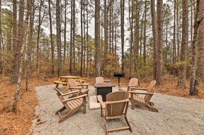 Shared Backyard | Charcoal Grill | Fire Pit | Outdoor Dining Table