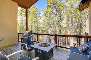 Deck | Gas Grill (Propane Included)