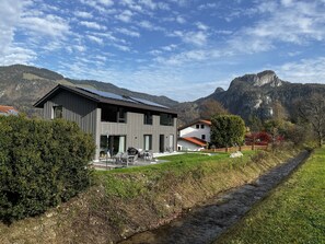 Ansicht von Süden mit kleinem Bachlauf vor dem Haus 