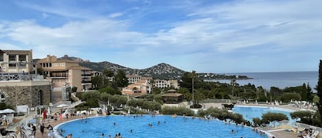 Les piscines et la mer