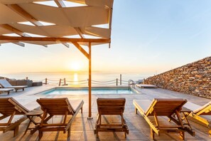 Spacious pool and spectacular sea view – a perfect combo.