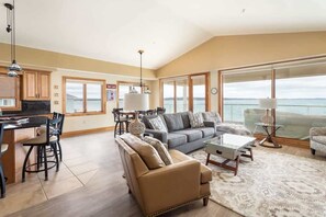 Open floorplan walls of windows