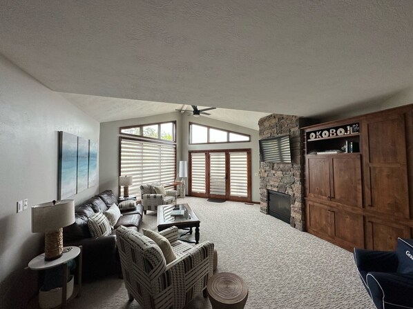 Large remodeled family room, new mounted Smart TV, access to new 2024 deck!