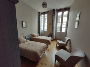 chambre 3 avec 2 lits 90 (possibilité de grand lit 180)