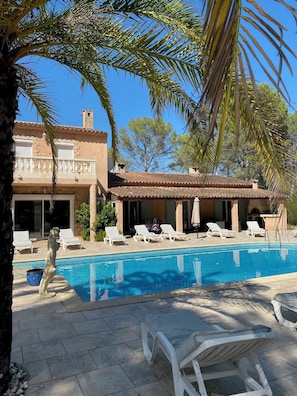 Piscine vue du terrain de pétanque