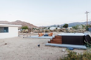 Desert and mountain views from the fire pit and hot tub (ready for use 24/7)