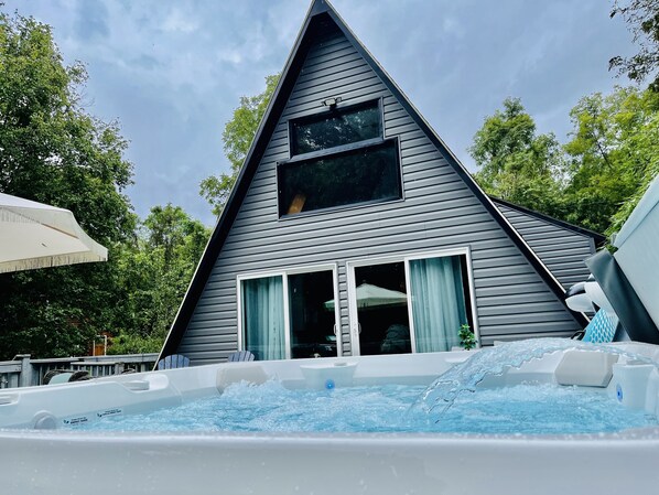 Outdoor spa tub