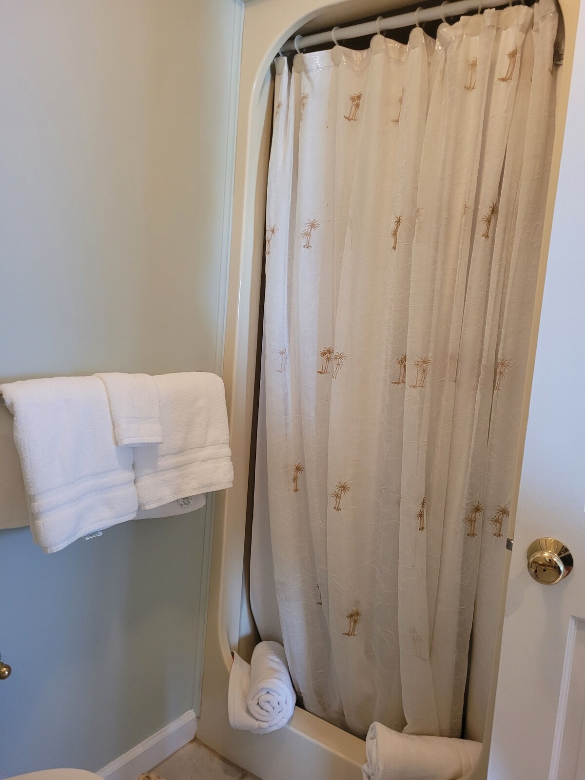 5 star Waterfront Villa for 4 guests at Bohicket Marina and beach access!