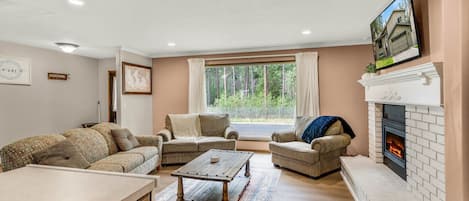 Livingroom with Fireplace and Smart TV