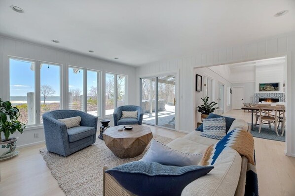 Sitting room overlooking the deck and bay