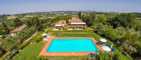 Spacious apartment in the heart of Chianti with panoramic swimming pool. 