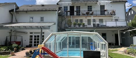 Haus Garten und Pool