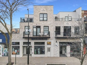 Originally built in 1884, these historic buildings were totally transformed into a 5 two-story luxury condos with retail on the ground level located in the center of downtown Holland's shopping and restaurant district. Park your car - and be able to walk everywhere!