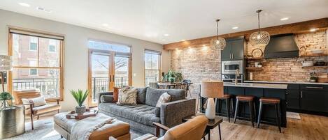 Beautifully decorated *NEW* condo located on 8th street with balcony and large terrace.  Features two master suites with King Beds and en suites.