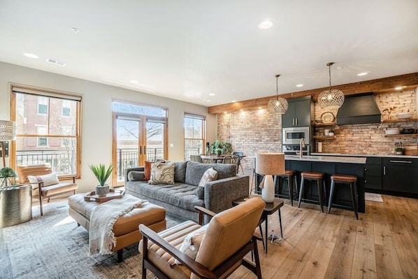 Beautifully decorated *NEW* condo located on 8th street with balcony and large terrace. Features two master suites with King Beds and en suites.