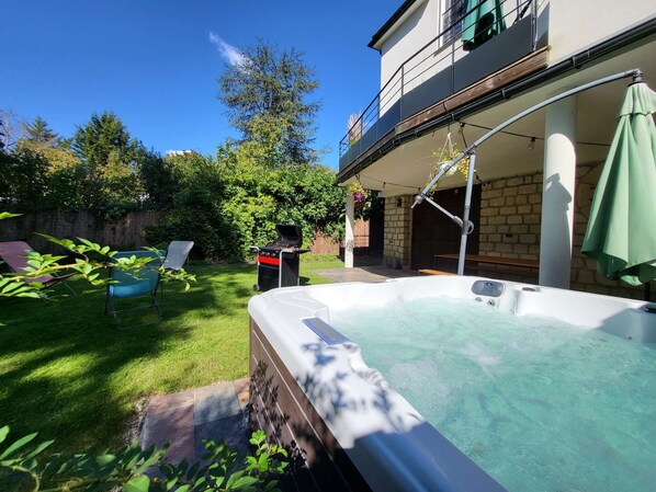 Jacuzzi pour 6 personnes utilisable toute l'année qui vous permettra de bien vous rélaxer