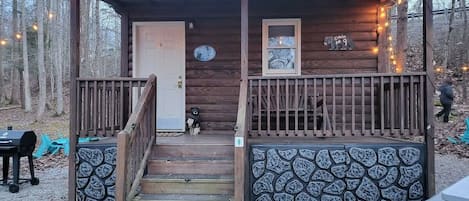 Charming View Cabin Facade