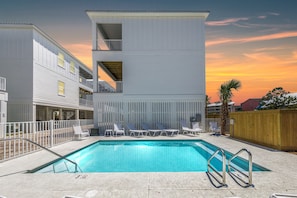 88 degree heated pool! Nothing better than a fresh water swim after day at the beach. Jump in the heated pool, take a swim in fresh water after a long day at the beach.