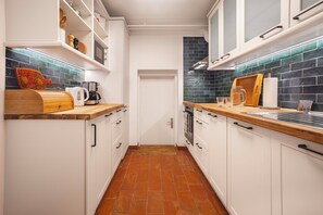 Full kitchen