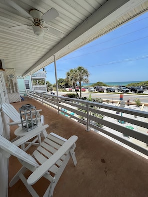 Enjoy a nice cold beverage looking out at the Gulf of Mexico!