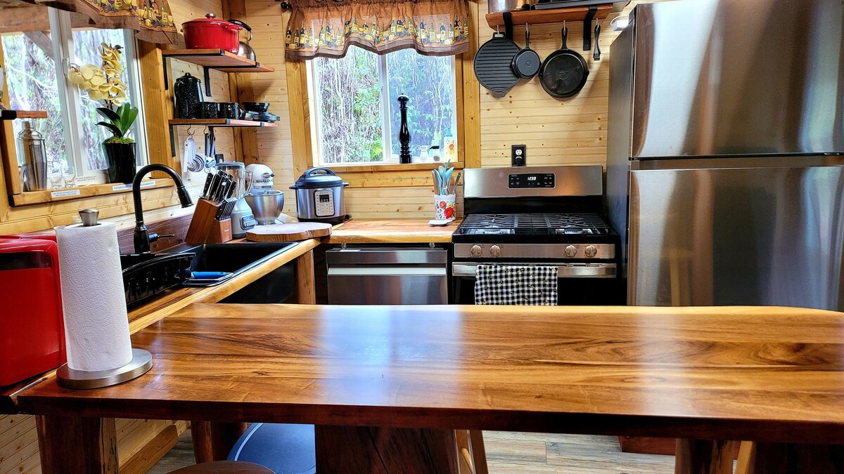 Aloha Lodge-private eco Log cabin near Volcano Park
