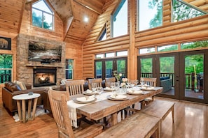 Beautiful great room with vaulted ceilings