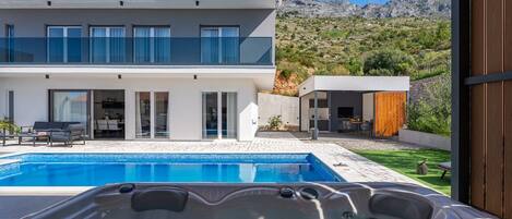 Villa Hill is a newly built, very comfortable, and stylish property that offers a heated swimming pool with hydro-massage, Whirpool