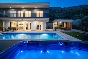 Villa Hill liegt in der Nähe der kleinen Stadt Omiš und des Flusses Cetina (2 km entfernt), der viele Sand- und Kiesstrände bietet
