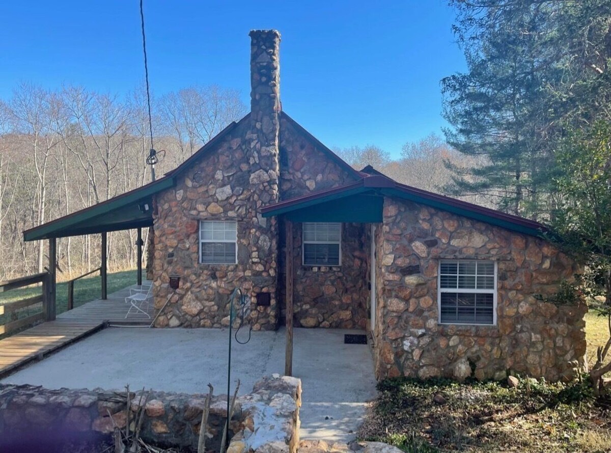 Beautiful mountain rock cabin with 47 acres of private walking trails to enjoy