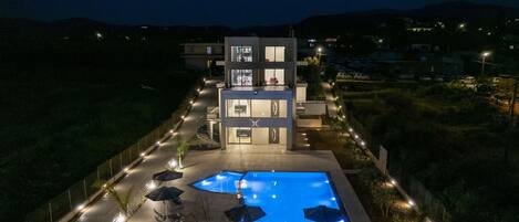 Modern 3 apts Villa,Huge Swimming pool,Near all amenities,Rethymno