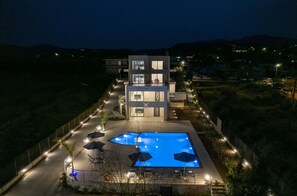 Modern 3 apts Villa,Huge Swimming pool,Near all amenities,Rethymno