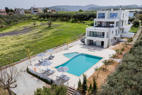 Modern 3 apts Villa,Huge Swimming pool,Near all amenities,Rethymno