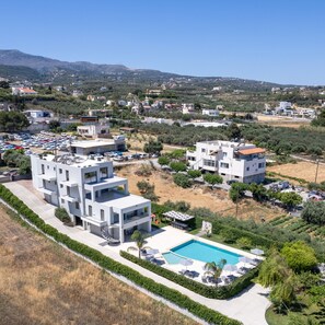  Modern 3 apts Villa,Huge Swimming pool,Near all amenities,Rethymno