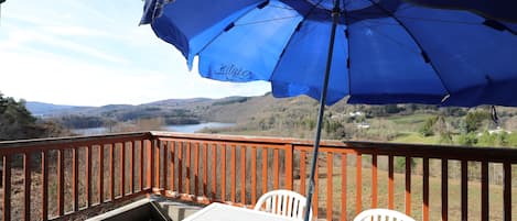 terrasse avec mobilier de jardin, vue panoramique du lac de la Raviege