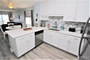 Newly remodeled kitchen, fully stocked, stainless steel appliances 