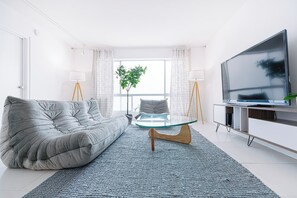 Discover the joy of a sun-drenched living room, perfect for leisure and entertainment. 