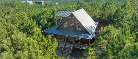 Relax Inn is a traditional-style cabin in the piney woods of Hochatown, OK