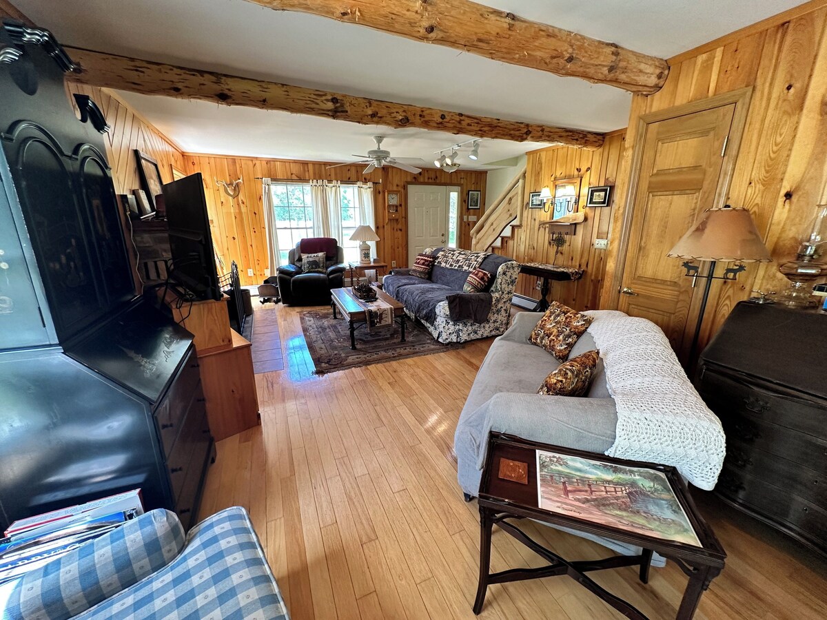 Leo’s Lodge with river access – 10 mins from Whiteface!