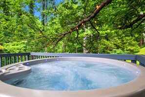 Luxurious private hot tub