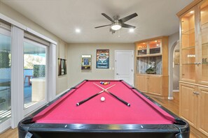 Here you have the choice of an outdoor pool or indoor pool – table, that is!