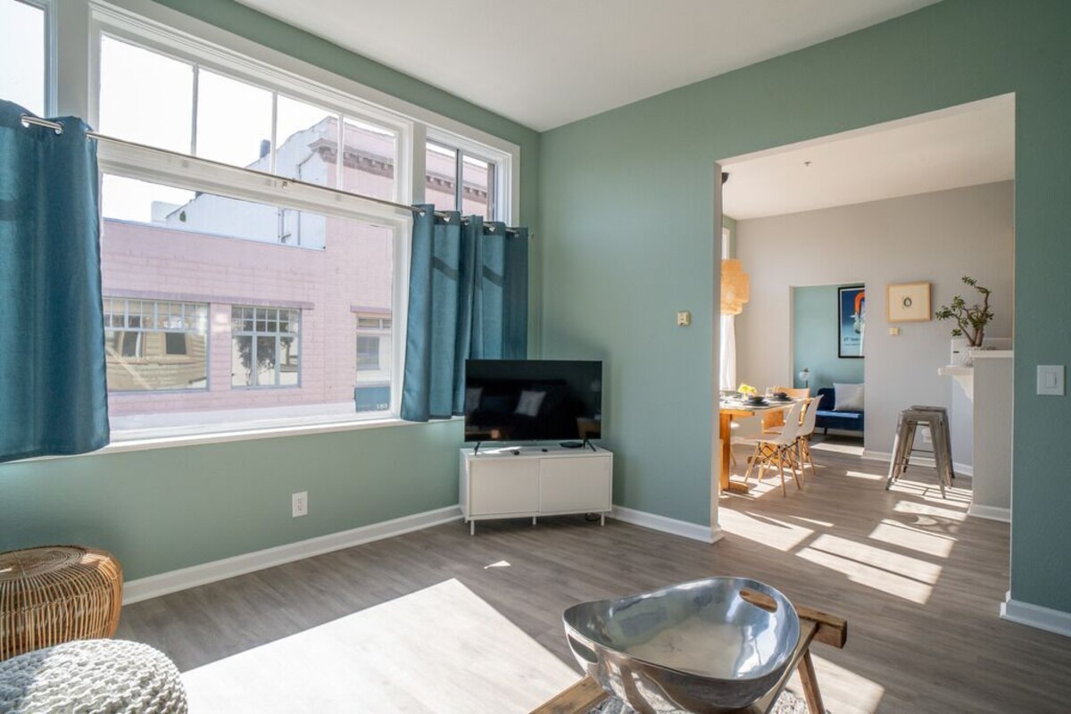 Hipster Vibe – Pacific Grove Apartment – Walk to the Beach!