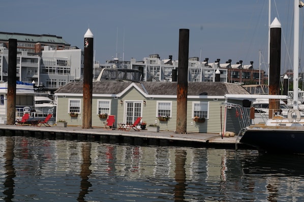 Green Turtle I Houseboat - 2 separate private suites in Boston Harbor!