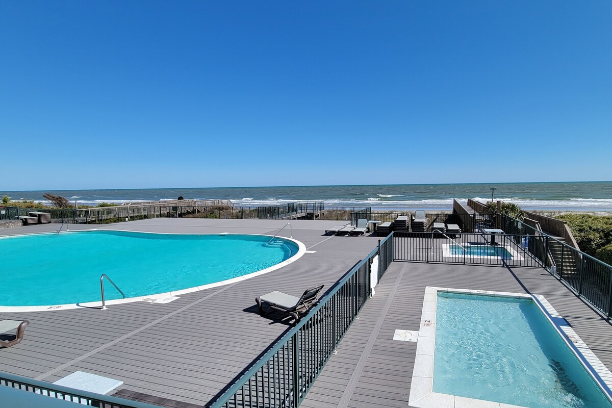 Dog-friendly condo w/on-site pool, deck, elevator, access to Isles Beach Club