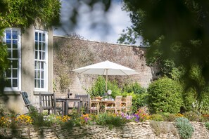 Upper Helmsley Hall, Nr York: Delightful patio area in front of the hall